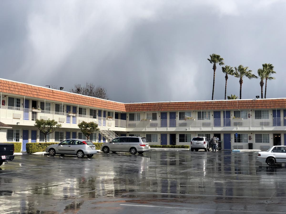 Gilroy Inn Екстериор снимка