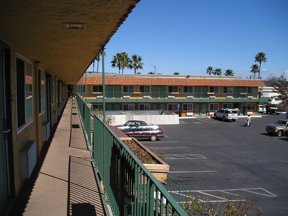 Gilroy Inn Екстериор снимка