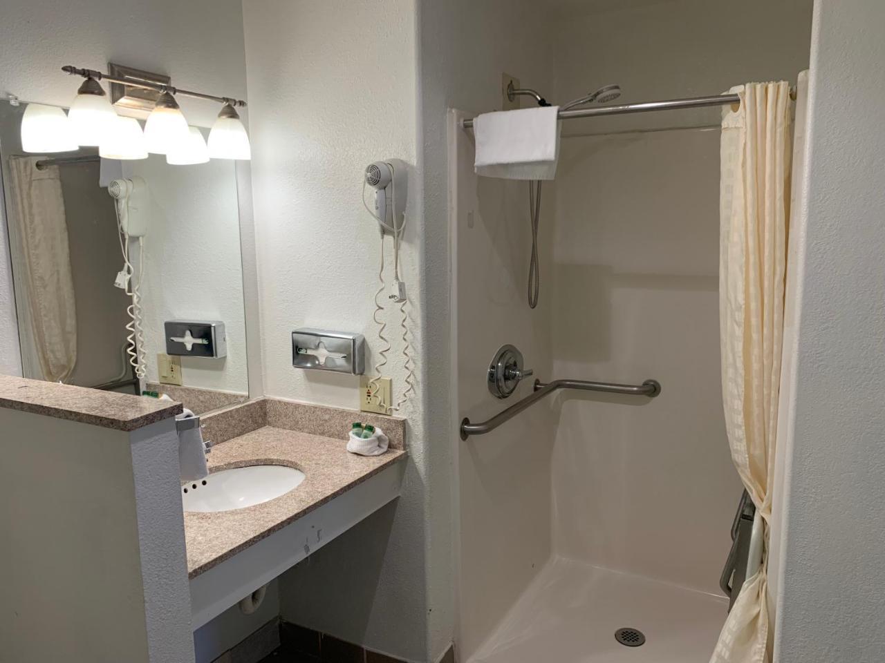 Gilroy Inn Екстериор снимка